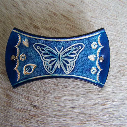 Barrette artisanale en cuir bleu, décorée d'un papillon, fermeture métallique par clip