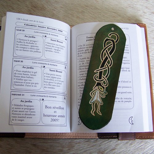 Marque-page en cuir vert, robuste et durable, décoré d'un serpent mystique