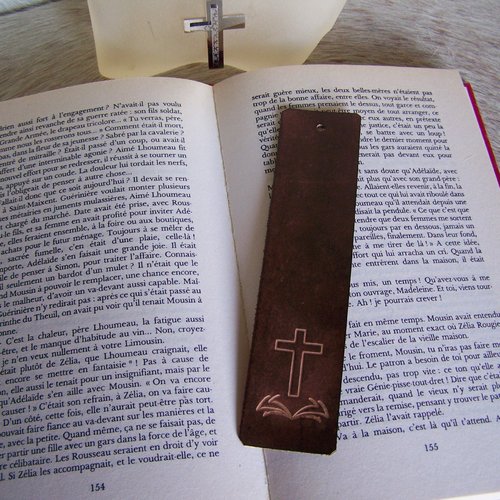 Marque page religieux en cuir brun chocolat, personnalisable à la demande