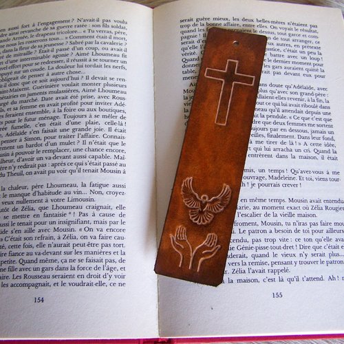 Marque page religieux en cuir brun fauve vieilli, croix et colombe, création française
