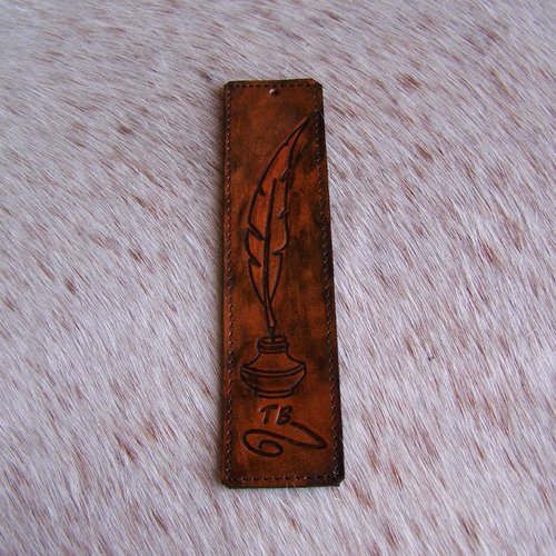 Marque-page en cuir brun ou rouge personnalisable, décoré d'une plume d'oie, création française