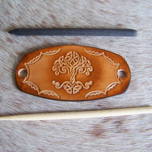 Barrette en cuir brun clair robuste et durable, l'arbre de vie, création artisanale française