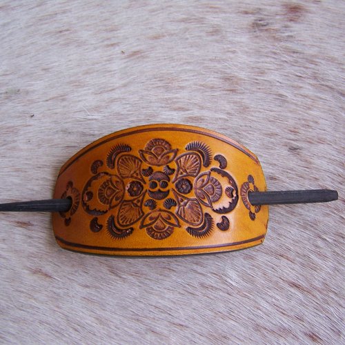 Barrette en cuir robuste et durable, jaune vieilli et brun, decor mandala, création française