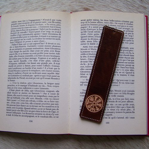 Marque-page en cuir brun, décoré d'un vigvisir symbole celtique, création française