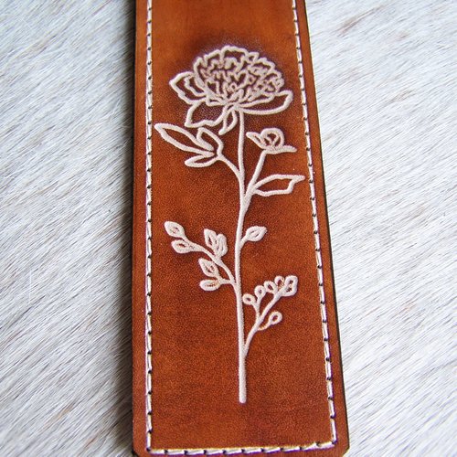 Marque-page en cuir brun, décoré d'une pivoine, création française d'inspiration  romantique et fleurie