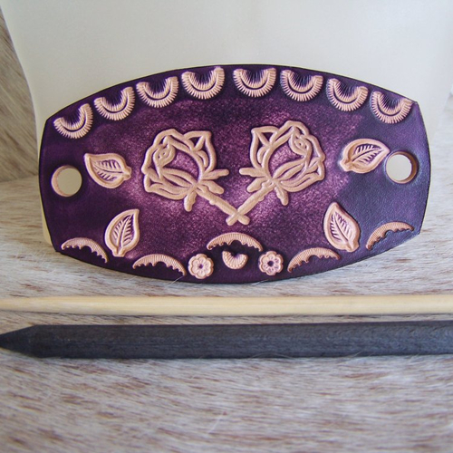 Barrette artisanale en cuir violet, fleur gravée, robuste et durable
