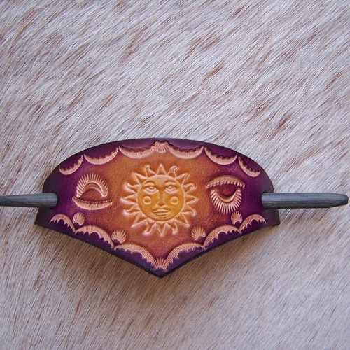 Barrette en cuir mauve violet, décorée d'un soleil, création française robuste et durable
