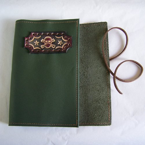 Protège livre artisanal en cuir vert kaki, pour livre de poche, création française