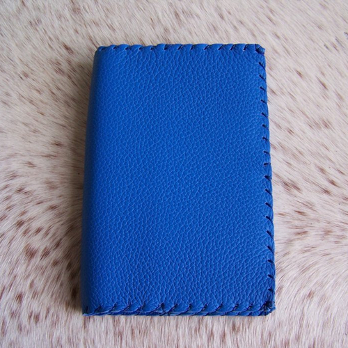 Protège livre minimaliste en cuir bleu, création française robuste et durable