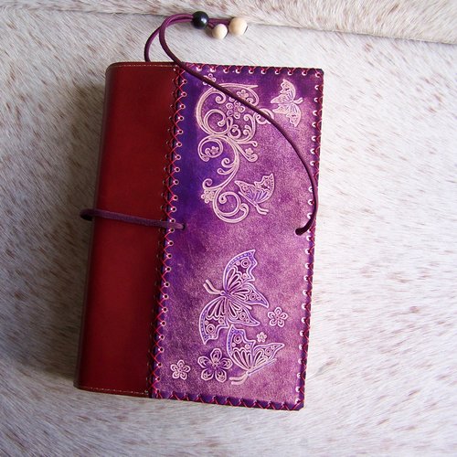 Protège livre artisanales en cuir, violet et rouge, grimoire romantique fleuri