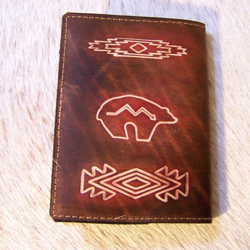 Protège passeport artisanal en cuir brun bordeaux, esprit amérindien, personnalisable