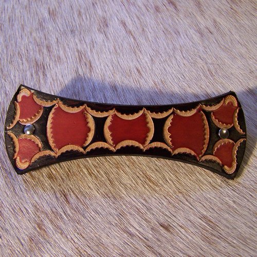 Barrette en cuir rouge et noir, motifs symétriques, taille réglable de moyenne à grande