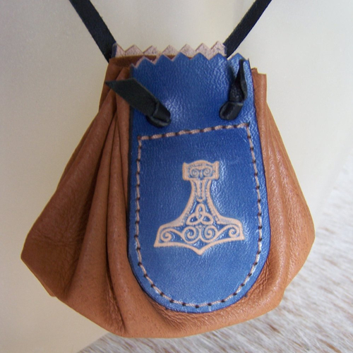Bouse sautoir en cuir couleur naturelle et bleu décor celtique