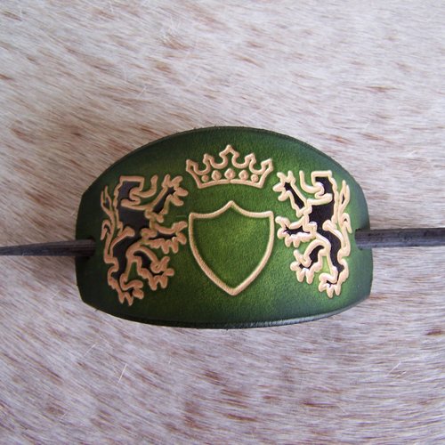 Barrette en cuir vert esprit armoirie décorée de lion