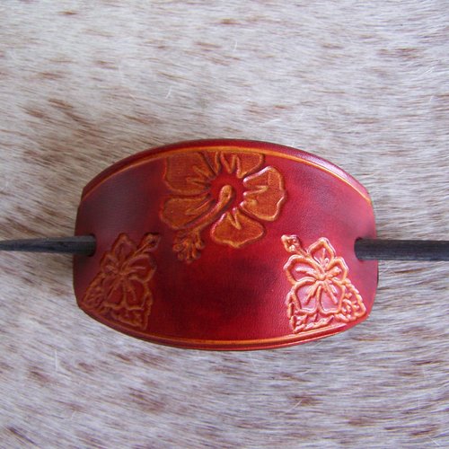 Barrette en cuir rouge orangé, décorée d'hibiscus
