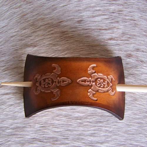 Barrette en cuir brun, décorée de tortue celtique