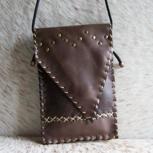 Petit sac pochette en cuir brun, simple et robuste, création française unique