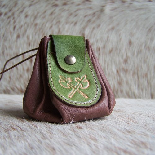 Bourse mèdecine en cuir vert et brun, création artisanale française d'inspiration celtique, personnalisable