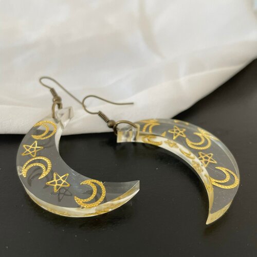 Boucles d'oreilles en résine epoxy transparente forme lune avec inclusion lunes étoiles dorées