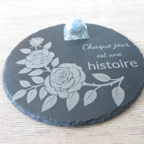 Orgonite aigue-marine et plateau en ardoise fleurs rose