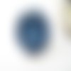 Broche en bois fleur bleu nuit