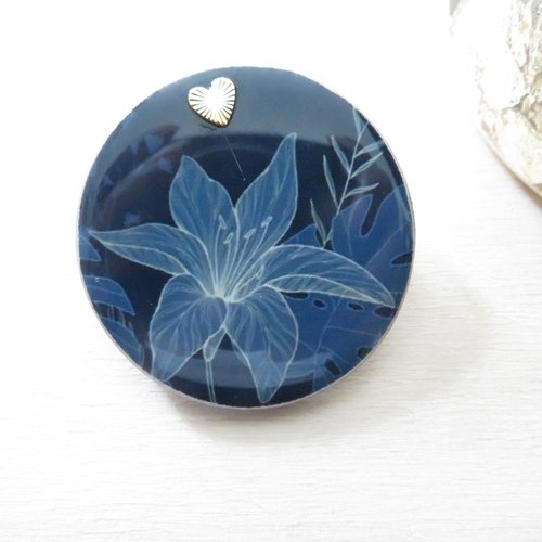 Broche en bois fleur bleu nuit