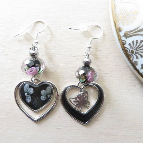 Boucles d’oreilles cœurs noir avec papillon et fleurs argentées