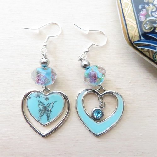 Boucles d’oreilles cœurs bleu turquoise clair avec papillon