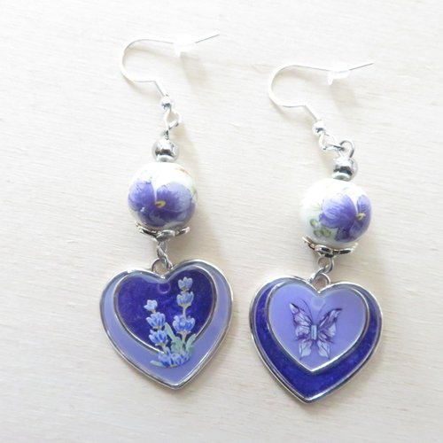 Boucles d’oreilles cœurs violet pastel et foncé avec papillon et fleur