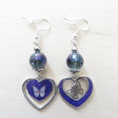 Boucles d’oreilles cœurs violet foncé avec papillons