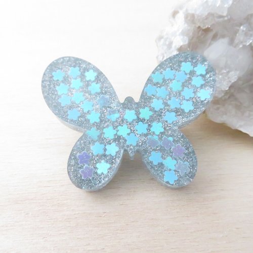 Broche papillon à paillettes holographique gris et petites fleurs