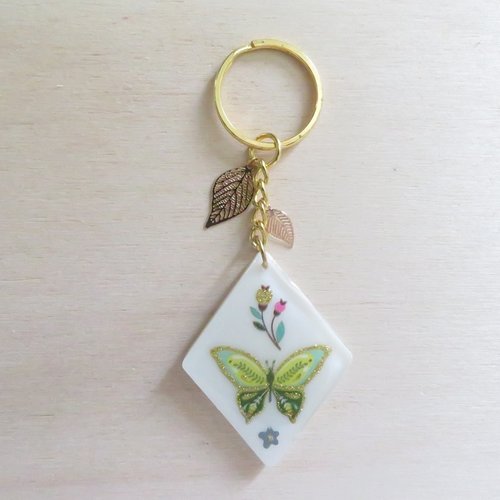 Porte-clés ou bijou de sac losange blanc avec papillon vert - cadeau pour femme, cadeau pour fille