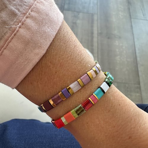 Lot de 2 bracelets élastiques multicolores en perles carrées – bracelets tila – style bohème tendance été plage