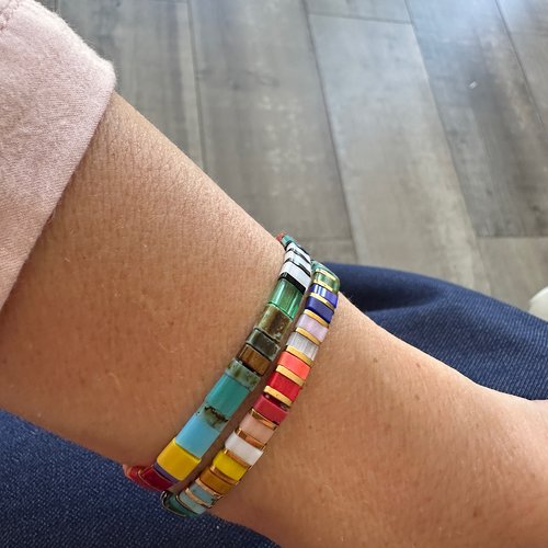 Lot de 2 bracelets élastiques multicolores en perles carrées – bracelets tila – style bohème tendance été plage