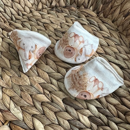 Tipi pipi bébé garçon motifs animaux savane – cône pare pipi lavable en coton – accessoire change bébé pratique et écologique