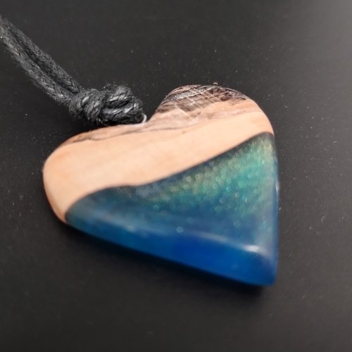 Pendentif coeur bois/résine