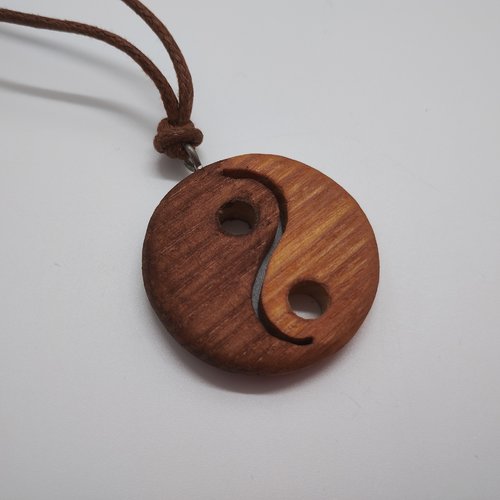 Yin yang pendentif chantourné en bois