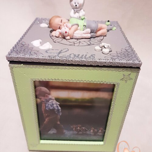 Cadre photo rotatif bébé garçon vert et gris avec son lapin - au cœur des arts.