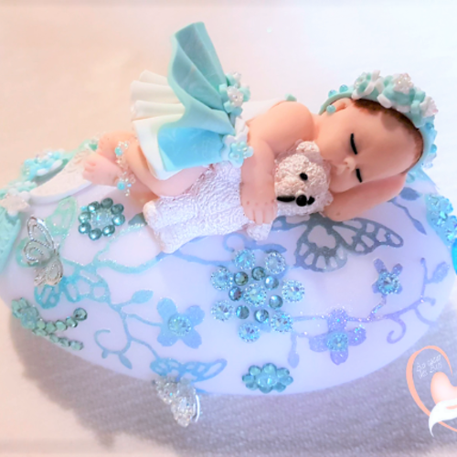Galet lumineux bébé fille turquoise clair et blanc avec son ourson - au cœur des arts.