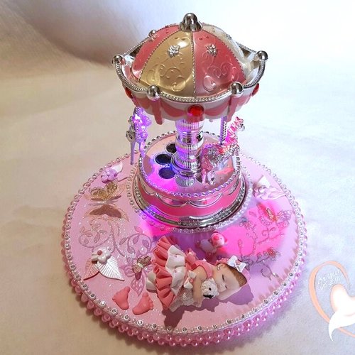 Carrousel veilleuse musical lumineux sur socle en bois bébé fille blanc et rose avec son ourson - au cœur des arts.