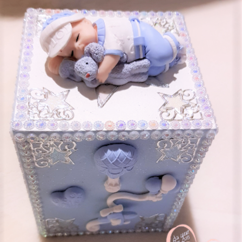 Tirelire bébé garçon bleu et blanc avec son lapin - au coeur des arts.