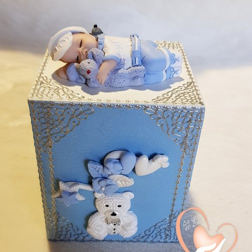 Tirelire bébé garçon bleu et blanc avec son lapin - au cœur des arts.