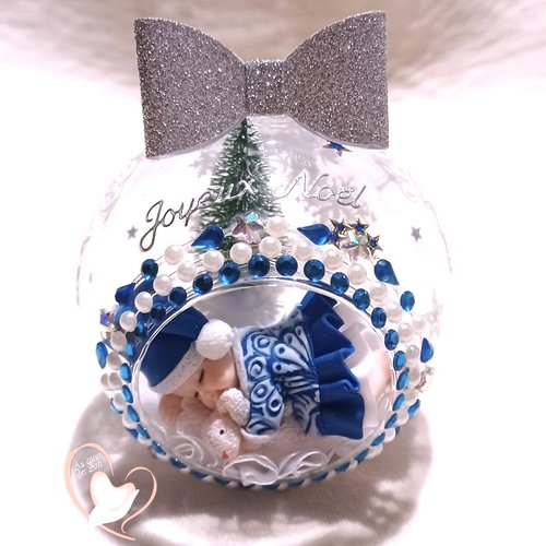 Boule de noël bébé fille dans sa bulle bleu et blanc brillant avec son lapin - au cœur des arts.