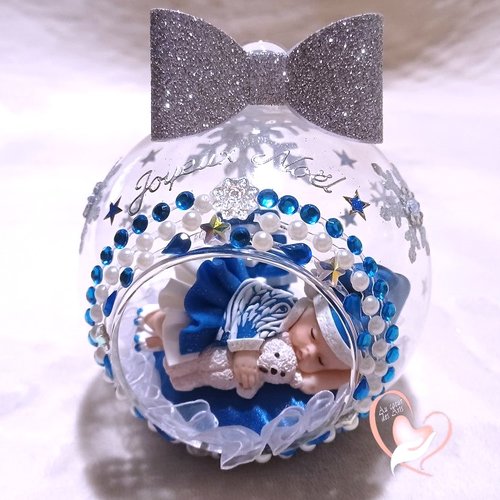 Boule de noël bébé fille dans sa bulle bleu et blanc brillant avec son ourson - au cœur des arts.