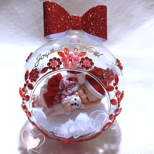 Boule de noël bébé fille dans sa bulle rouge et blanc brillant avec son ourson - au cœur des arts.