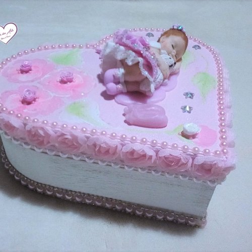 Boite de naissance bébé fille rose et blanc - au cœur de arts.