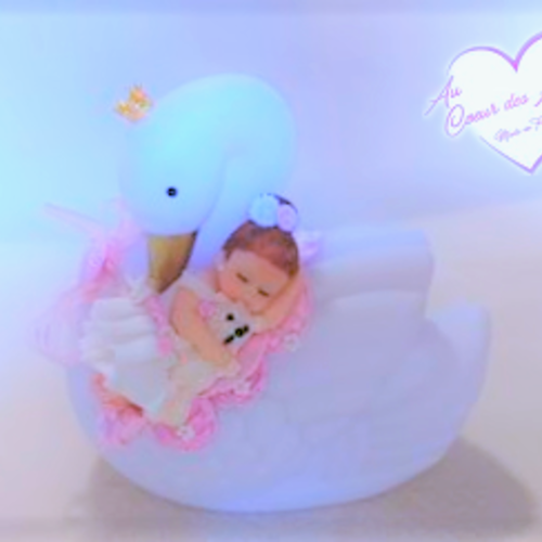 Cygne lumineux bébé fille toute blanche avec son ourson - au cœur des arts.