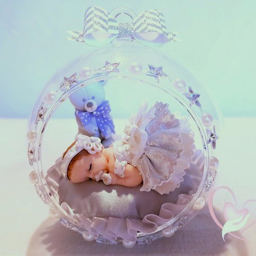 Boule de noël bébé fille dans sa bulle argenté et blanc - au cœur des arts.