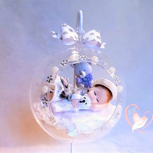 Boule de noël bébé fille dans sa bulle argenté et blanc avec son ourson - au cœur des arts.