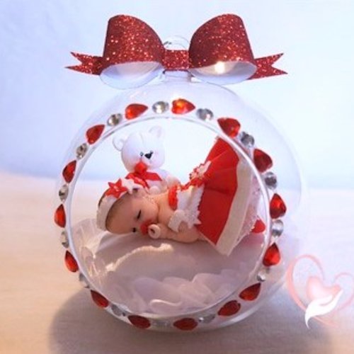 Boule de noël bébé fille dans sa bulle rouge et blanc - au cœur des arts.
